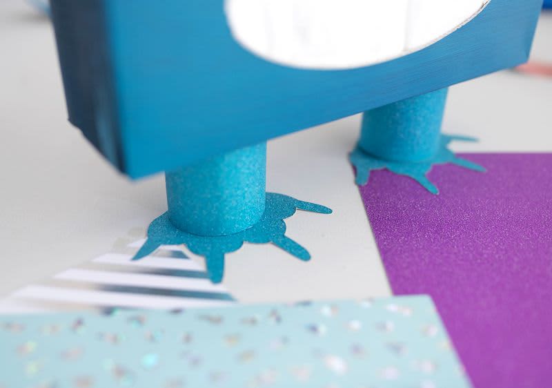 Papierfüße und Klopapierrolle