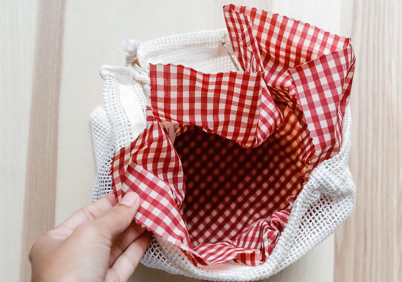 Bienenwachstuch in Obstsackerl gesteckt