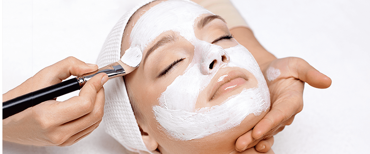 Frau bei Gesichtsbehandlung