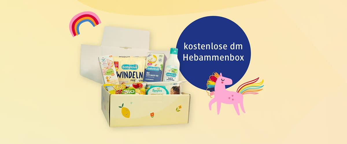 Offene gelbe Kartonbox mit Babyprodukten wie Windeln, Feuchttüchern, Shampoo und Babynahrung, rechts ein dunkelblauer Kreis mit weißer Schrift „kostenlose dm Hebammenbox“ und eine pinke Einhornillustration mit Regenbogenmähne, links oben ein kleiner Regenbogen