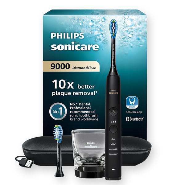 Schwarze elektrische Philips Sonicare DiamondClean 9000 Schallzahnbürste mit Ladegläschen, Ersatzbürstenkopf, Reiseetui und Verpackung mit Aufschrift „Philips Sonicare 9000 DiamondClean“, Symbolen für Zahn, Bluetooth und Hinweis „10x better plaque removal“