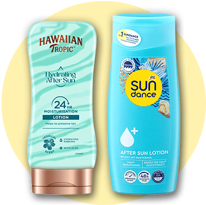 Eine grüne Flasche von Hawaiian Tropic mit der Aufschrift „Hydrating After Sun Lotion, 24 HR Moisturisation, Helps to preserve tan“ neben einer blauen Flasche von Sun Dance mit der Aufschrift „After Sun Lotion, Pflegt, Panthenol, Meeresduft, Extrakt der Hawaii-Acai-Beere“