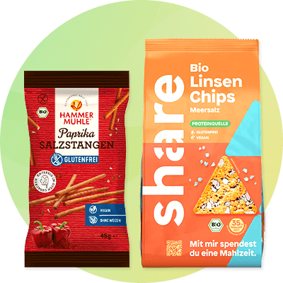 Links eine braune Verpackung mit der Aufschrift „Hammermühle Paprika Salzstangen, glutenfrei“. Rechts eine orangefarbene Verpackung mit der Aufschrift „Share Bio Linsen Chips Meersalz, glutenfrei, vegan“
