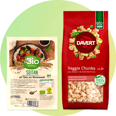 Eine Packung „dmBio Seitan“ mit einem Bild von Seitan-Gericht und eine Packung „Davert Veggie Chunks“ aus Erbsen und Ackerbohnen mit grünem Erbsen-Protein-Siegel