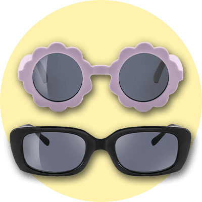 Zwei Sonnenbrillen vor einem gelben Hintergrund: oben eine lilafarbene Brille mit blumenförmigem Rahmen, unten eine schwarze Brille mit rechteckigem Rahmen