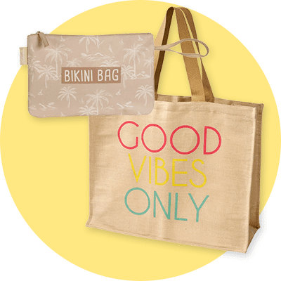 Strandtasche und Bikini-Beutel mit Schriftzügen