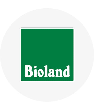 Grünes quadratisches Logo mit abgerundeter weißer Rahmenlinie und weißer Schrift „Bioland“ in markanter Serifen-Schrift ohne Punkt am Ende