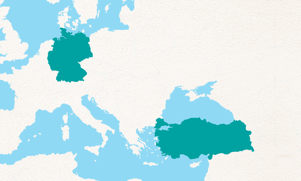 Eine Karte zeigt Deutschland und die Türkei in dunklerem Blau hervorgehoben auf einem hellblauen Hintergrund.
