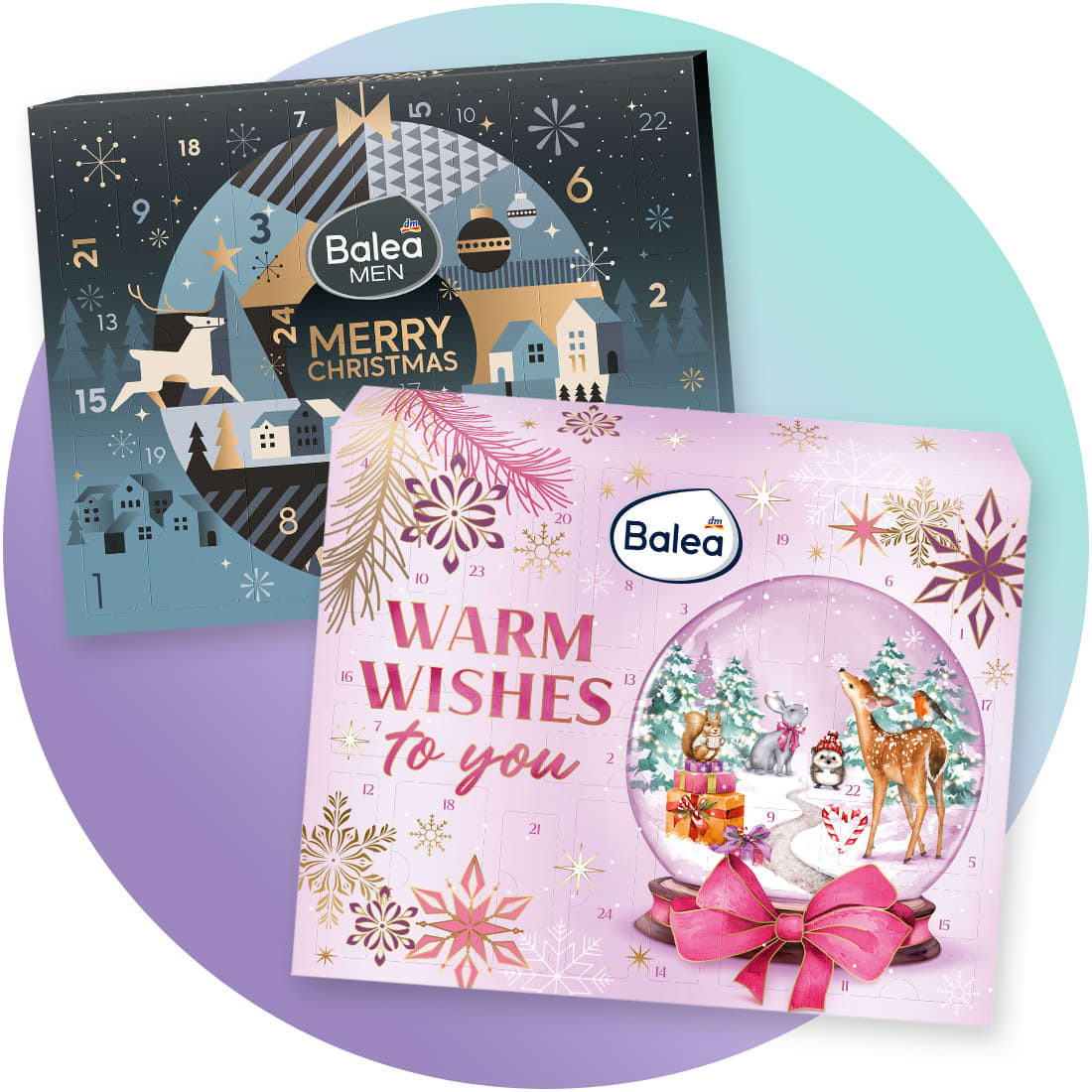Zwei Adventskalender: vorne ein rosa Balea-Kalender mit Aufschrift „WARM WISHES to you“, Schneekugel-Motiv mit Tieren, Geschenken und großem pinker Schleifenbogen; dahinter ein dunkler Balea MEN-Kalender mit Aufschrift „MERRY CHRISTMAS“ und stilisierter Winterlandschaft mit Häusern und Rentier