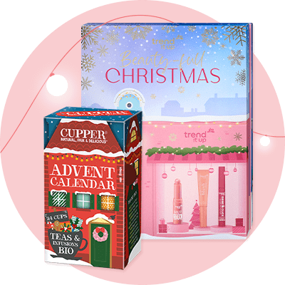 Zwei Produktverpackungen vor einem rosa Hintergrund mit Lichterkette. Links eine rote Verpackung mit der Aufschrift „Cupper Advent Calendar“ und „24 Cups Teas & Infusions“, rechts eine Verpackung mit der Aufschrift „Beauty-full Christmas“ und „trend it up“, die drei Kosmetikprodukte zeigt
