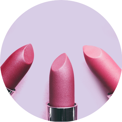 Drei Lippenstifte in verschiedenen Rosatönen auf einem hellvioletten Hintergrund