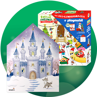 Adventskalender mit aufgedrucktem Schneeschlossmotiv und kleinem Hund vor dem Eingang sowie Packung „Freche Freunde Bio-Kindersnacks + Playmobil“ mit bunten Figuren und Hinweis auf Bio-Snacks