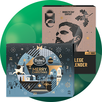 Zwei Adventskalender-Verpackungen vor grünem Kreis; vorne ein blauer Balea Men Adventskalender mit Winterlandschaft, Zahlenfenstern und Schriftzug „Merry Christmas“, dahinter ein brauner Brooklyn Soap Company Kalender mit stilisiertem Männerporträt und Text „LEGEND BLENDER“