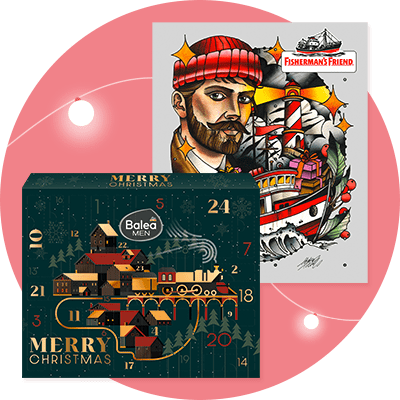 Eine Collage aus zwei Produkten: Links ein Adventskalender von Balea Men mit einem dunkelgrünen Hintergrund, darauf ein winterliches Dorf mit schneebedeckten Häusern und einem Zug, die Aufschrift "Merry Christmas" und die Zahlen 1 bis 24 in goldener Schrift, rechts eine Illustration von Fisherman's Friend mit einem Schiff und einem Leuchtturm, die Person im Vordergrund trägt eine rot-weiß karierte Mütze und der Gesichtsausdruck ist nicht erkennbar