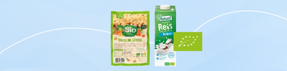 Zwei grüne Produktverpackungen: links eine Tiefkühlpackung „Bio Tortellini Gemüse“, rechts eine Kartonpackung „Naturgut Reis Kokos“ mit EU-Bio-Logo daneben