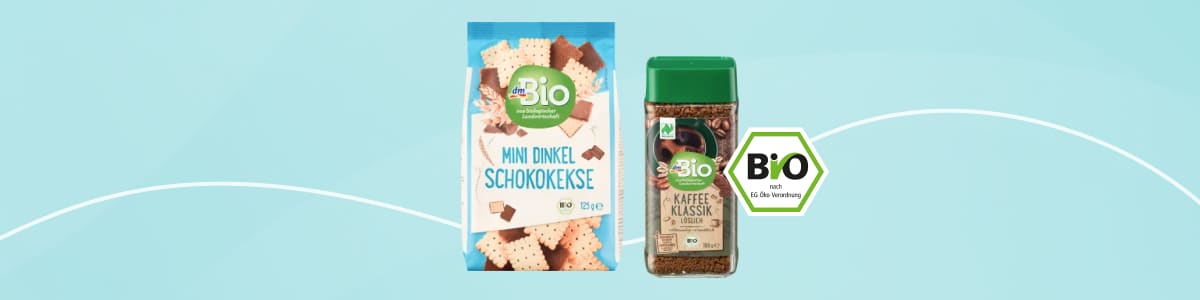 Drei Bio-Produkte auf helltürkisfarbenem Hintergrund: links eine hellblaue Packung „Bio Mini Dinkel Schokokekse“, in der Mitte ein rechteckiges Dinkelkeks-Abbild, rechts ein grüner Gewürzstreuer mit Etikett „Bio“ und dem Zusatz „Dinkel Klassiker“