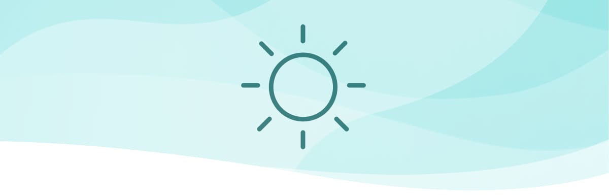 Ein stilisiertes Sonnensymbol mit einem Kreis in der Mitte und acht gleichmäßig um den Kreis verteilten Strahlen auf einem hellblauen Hintergrund mit geschwungenen Linien