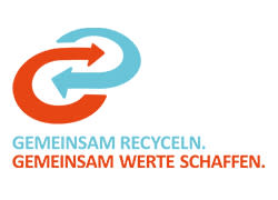 Logo: Zwei ineinander verschlungene Pfeile, einer in Rot und einer in Blau, symbolisieren Recycling, darunter steht der Text Gemeinsam recyceln. Gemeinsam Werte schaffen in blauer und roter Schrift
