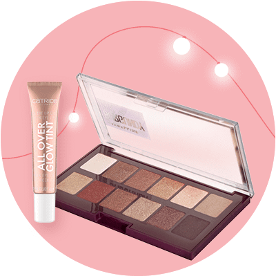 Eine lila Mascara mit der Aufschrift „Sky High“ neben einer schwarzen Verpackung mit einem Puderpinsel, darauf steht „FACE Puderpinsel verblenden & konturieren“