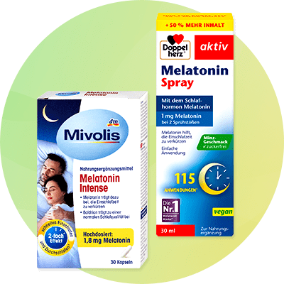 Links eine Verpackung von Mivolis Melatonin Intense mit der Aufschrift „Nahrungsergänzungsmittel“ und „Hochdosiert: 1 mg Melatonin“. Rechts eine Verpackung von Doppelherz aktiv Melatonin Spray mit der Aufschrift „Mit dem Schlafhormon Melatonin“ und „115 Anwendungen“. Beide Verpackungen sind in Blau und Weiß gehalten, das Spray ist zusätzlich grün und rot.