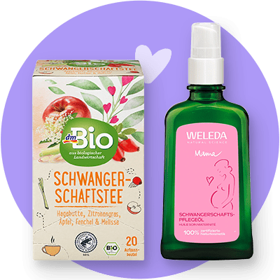 Produktansicht: links eine rechteckige Pappschachtel mit Blumen- und Apfel-Illustration und grünem Kreislogo dmBio sowie orangefarbener Aufschrift SCHWANGERSCHAFTSTEE und kleinerer Text zu Zutaten; rechts eine grüne Glasflasche mit weißer Sprühkappe und pinkem Etikett der Marke WELEDA mit Schriftzug Mama und der Aufschrift SCHWANGERSCHAFTSPFLEGEÖL sowie stilisierter Linienzeichnung einer schwangeren Frau