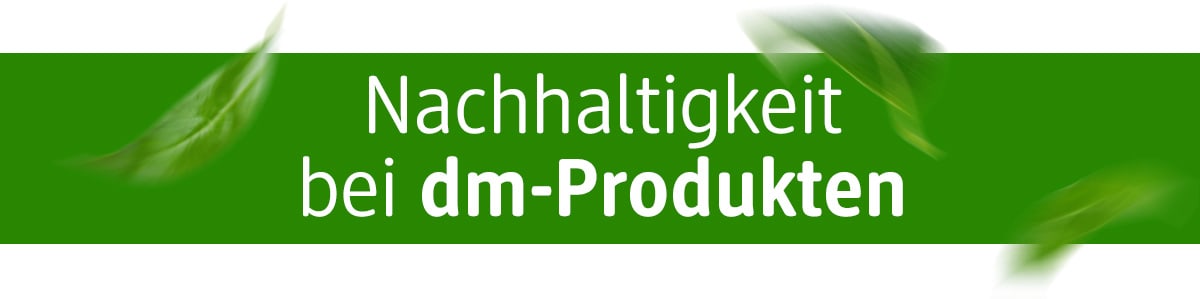 Grüner Hintergrund mit weißem Text „Nachhaltigkeit bei dm-Produkten“ und unscharfen, schwebenden Blättern im Vorder- und Hintergrund.