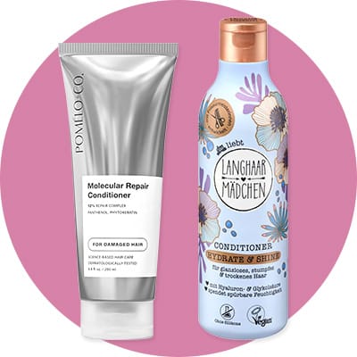 zwei Haarpflegeprodukte vor rosa Kreis: links silberne Tube „POMELO CO. Molecular Repair Complex For Damaged Hair“; rechts pastellblaue Flasche „Langhaar Mädchen Conditioner Hydrate & Shine“ mit Blumenillustration und Vegan-Symbol