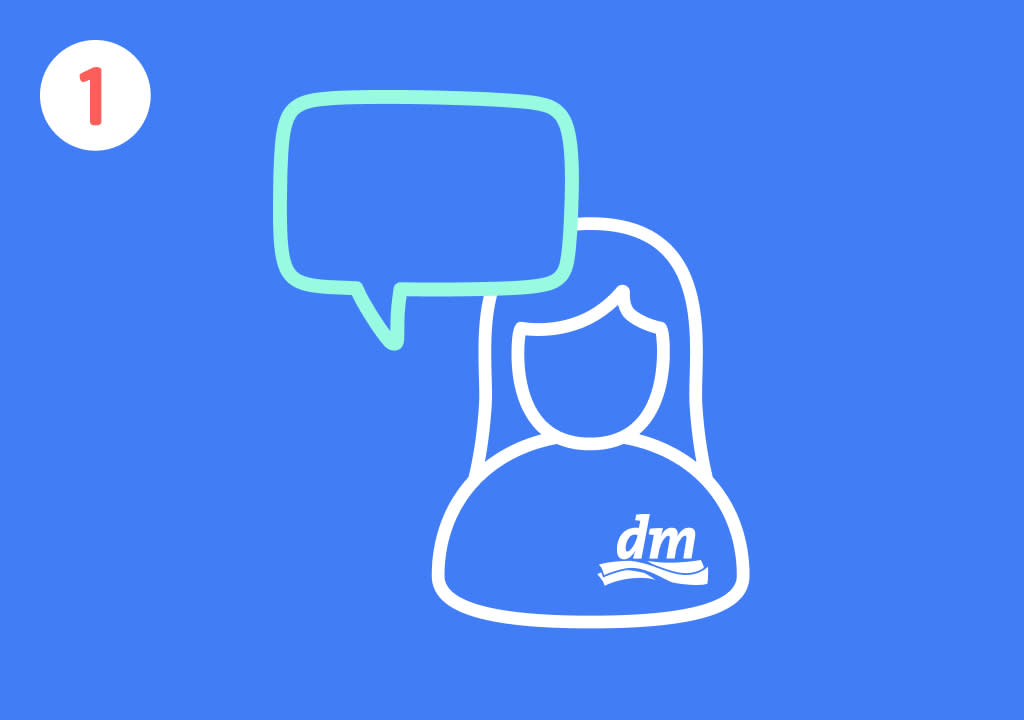 Eine Illustration auf blauem Hintergrund zeigt eine stilisierte Person mit langen Haaren und einem weißen Pullover, auf dem das dm-Logo abgebildet ist, über der Person schwebt eine grüne Sprechblase, die leer ist, in der oberen linken Ecke befindet sich eine weiße Kreisfläche mit der roten Zahl 1 darin.