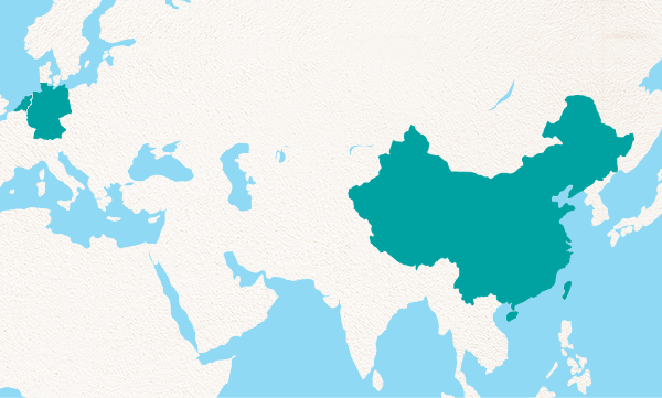 Eine stilisierte Karte zeigt Teile von Europa und Asien, wobei China in einem dunkleren Farbton hervorgehoben ist, während die umliegenden Länder in einem helleren Farbton dargestellt sind, und die Meere in einem blauen Farbton erscheinen.