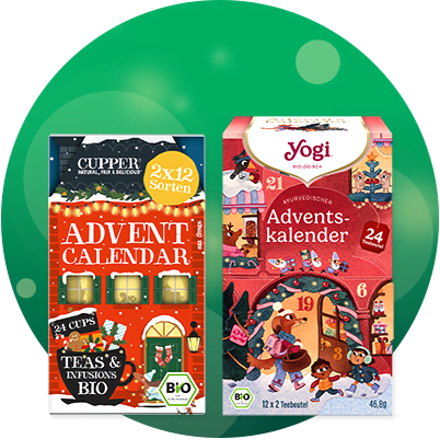Zwei Adventskalender-Verpackungen mit Tee: links dunkelgrüne Box „Cupper Advent Calendar“ mit Aufschrift „2x12 Sorten“ und „24 cups Teas & Infusions BIO“, rechts rote Box „Yogi Adventskalender“ mit Zahlentürchen und Aufschrift „24“ sowie „12 x 2 Teebeutel“