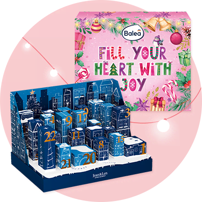 Eine Illustration eines Adventskalenders von Balea mit dem Slogan FILL YOUR HEART WITH JOY auf einem rosa Hintergrund, verziert mit einem Pinguin, Geschenken und Weihnachtsdekorationen, während der Kalender selbst in einem winterlichen Stadtbild gestaltet ist, mit nummerierten Türchen von 1 bis 24 in verschiedenen Größen und Formen, die mit Schneeflocken und einem Weihnachtsbaum dekoriert sind.