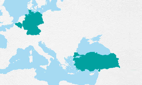 Alt-Text:   Karte von Europa mit hervorgehobenen Ländern Deutschland und Türkei in Grün, der Rest der Region in Hellblau.
