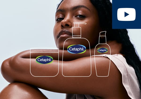 Eine Person mit verschwommenem Gesicht zeigt ihren Arm, auf dem eine transparente Linie die Umrisse von Cetaphil-Produkten darstellt. Oben rechts ist ein YouTube-Symbol zu sehen.