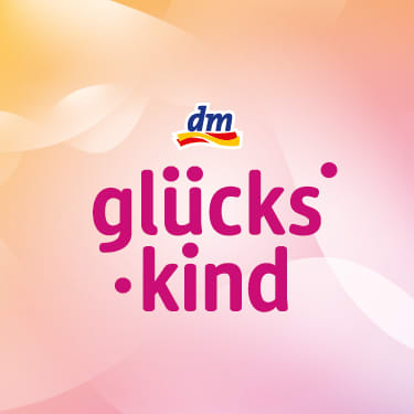 Das Logo von dm mit dem Schriftzug „glückskind“ in pinker Schrift