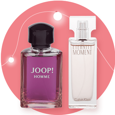 Zwei Parfümflaschen vor einem roten Hintergrund, links eine violette Flasche mit der Aufschrift „JOOP! HOMME“, rechts eine transparente Flasche mit der Aufschrift „ETERNITY MOMENT“