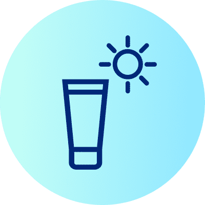 Eine Illustration zeigt eine blaue Umrisszeichnung einer Tube neben einem stilisierten Sonnensymbol auf einem hellblauen Hintergrund