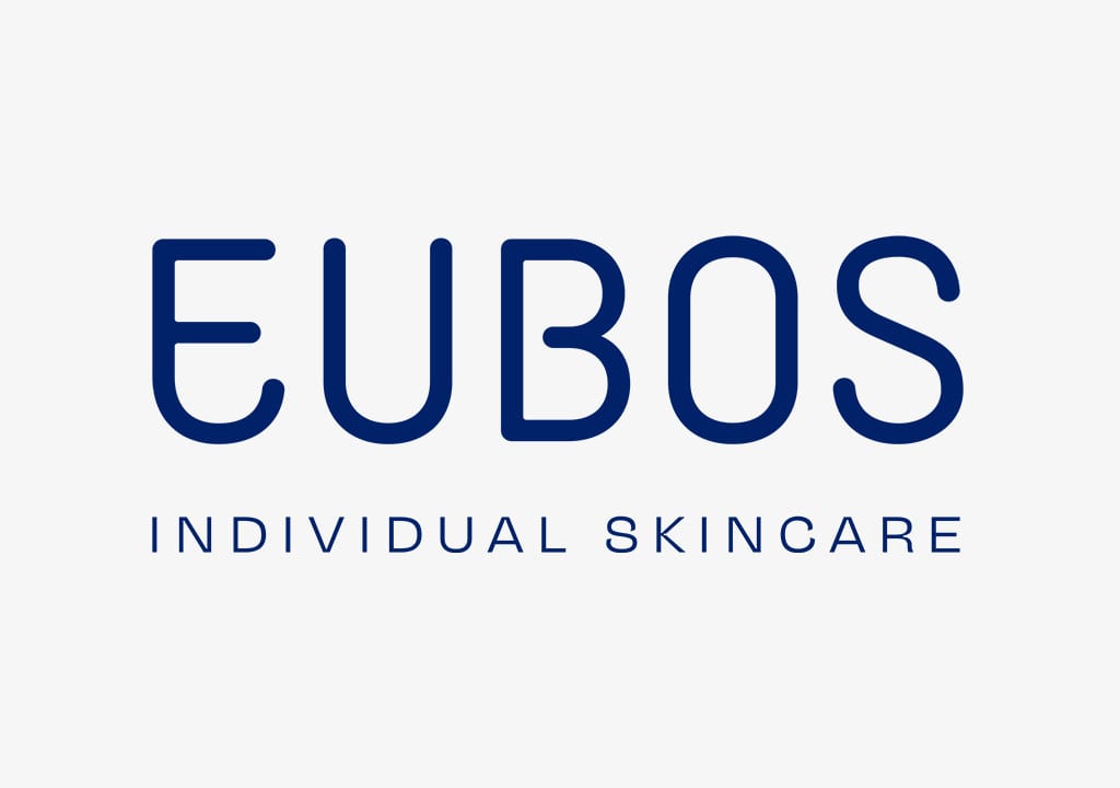 Das Logo von EUBOS mit dem Schriftzug „INDIVIDUAL SKINCARE“ in blauer Schrift auf grauem Hintergrund