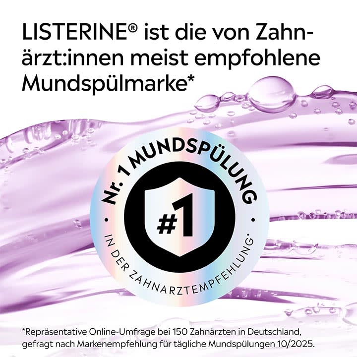 Werbeabbildung mit Text: „LISTERINE® ist die von Zahnärzt:innen meist empfohlene Mundspülmarke“, violett gefärbte Flüssigkeitswellen im Hintergrund und ein rundes Emblem mit Schild und der Aufschrift „Nr. 1 Mundspülung – in der Zahnarzt­empfehlung“ sowie kleiner Hinweistext zu einer Online-Umfrage