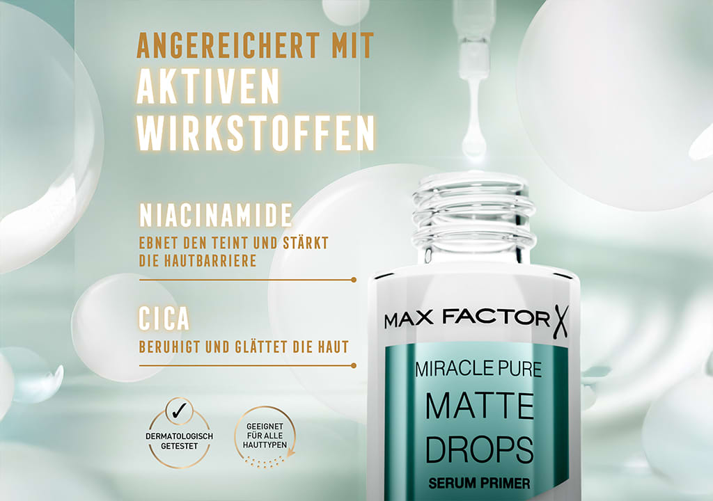 Produktverpackung einer weißen Flasche mit türkisfarbenem Etikett, Aufschrift „MAX FACTOR MIRACLE PURE MATTE DROPS SERUM PRIMER“, Hintergrund zeigt Text „Angereichert mit aktiven Wirkstoffen“, „Niacinamide ebnet den Teint und stärkt die Hautbarriere“, „Cica beruhigt und glättet die Haut“, Symbole für dermatologisch getestet und geeignet für alle Hauttypen