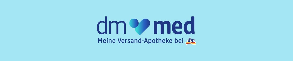 Das Logo von dm med, darunter der Text „Ihre Versand-Apotheke bei dm“ auf hellblauem Hintergrund