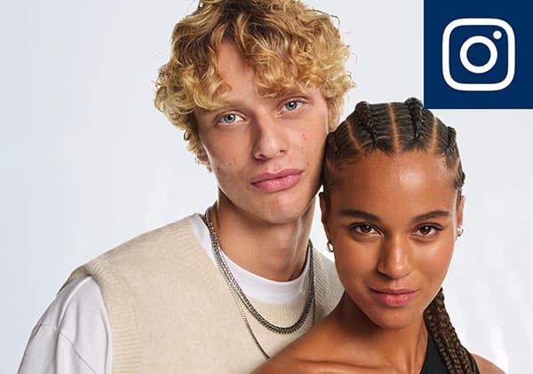 Ein Mann mit lockigem blondem Haar trägt ein beiges Strickoberteil über einem weißen T-Shirt, daneben eine Frau mit geflochtenen Haaren in einem schwarzen Oberteil, oben rechts das Instagram-Logo
