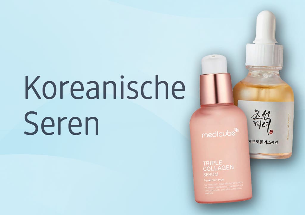 Zwei kosmetische Seren auf hellblauem Hintergrund: links eine rosa Glasflasche mit silber-weißem Pumpverschluss und Aufschrift „medicube TRIPLE COLLAGEN serum“, rechts eine Glasflasche mit Pipettenverschluss und koreanischer Beschriftung sowie der Titeltext „Koreanische Seren“ links neben den Produkten