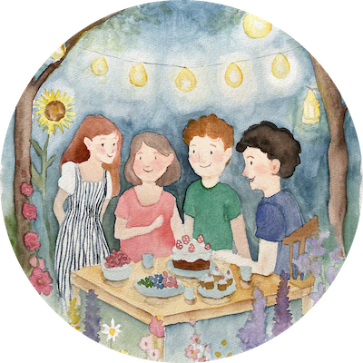 Vier Personen sitzen an einem Tisch mit einer dekorierten Torte und Blumen, umgeben von Lichterketten und einem Sonnenblumenmotiv im Hintergrund.