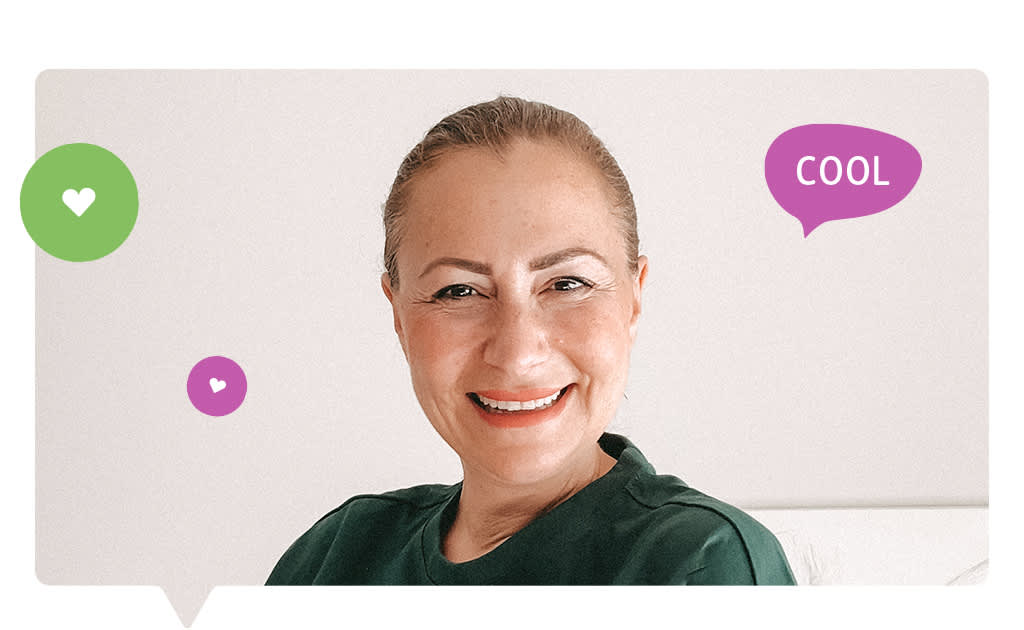 Die Moderatorin Melike lächelt in die Kamera