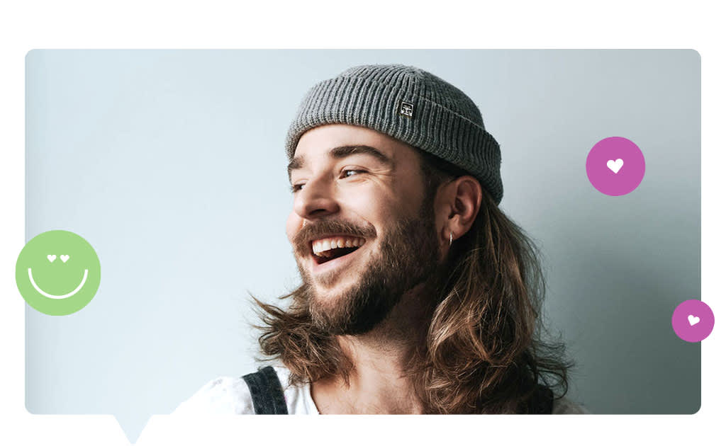 Die Moderator Eric Schroth lächelt in die Kamera