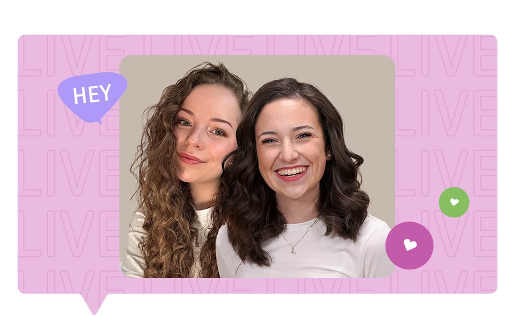 Die Moderatorinnen Lena und Karla lächeln in die Kamera