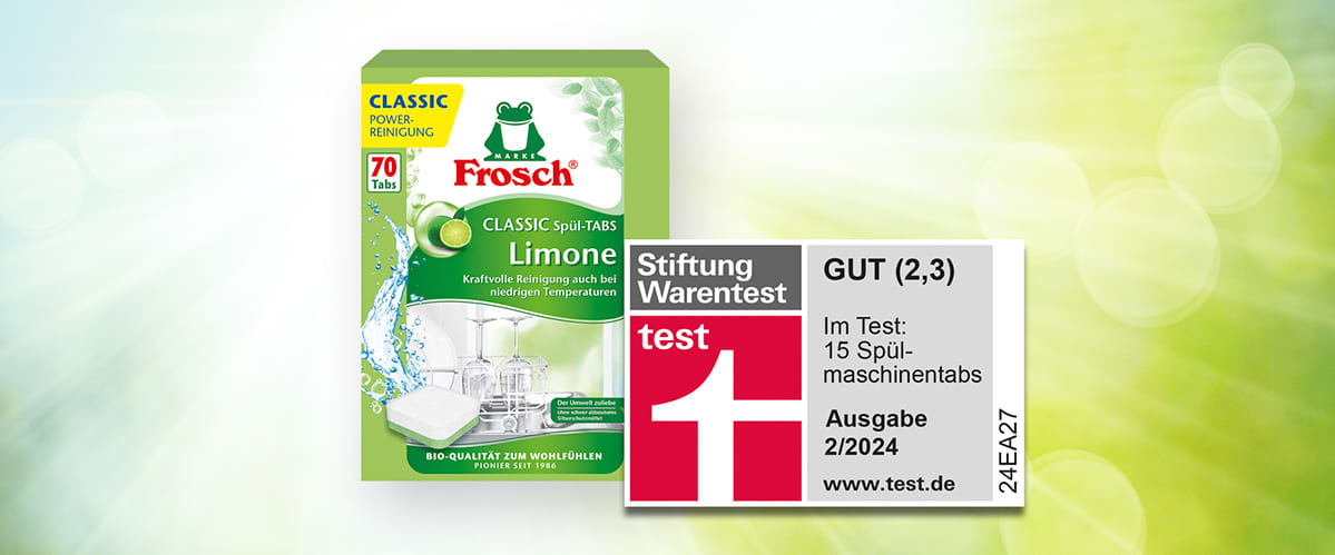 Eine grüne Verpackung von Frosch Classic Spül-Tabs Limone mit der Aufschrift „Kraftvolle Reinigung auch bei niedrigen Temperaturen“ und „Bio-Qualität zum Wohlfühlen“, daneben ein Testurteil von Stiftung Warentest mit der Bewertung „GUT (2,3)“ für 15 Spülmaschinentabs aus Ausgabe 2/2024