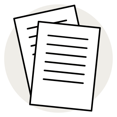 Zwei weiße Blätter mit schwarzen Linien, die Textzeilen darstellen, liegen übereinander auf einem grauen Hintergrund