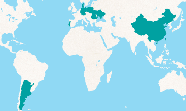 Eine Weltkarte zeigt die Länder Argentinien, Deutschland, Polen und China in dunklem Türkis auf einem hellblauen Hintergrund