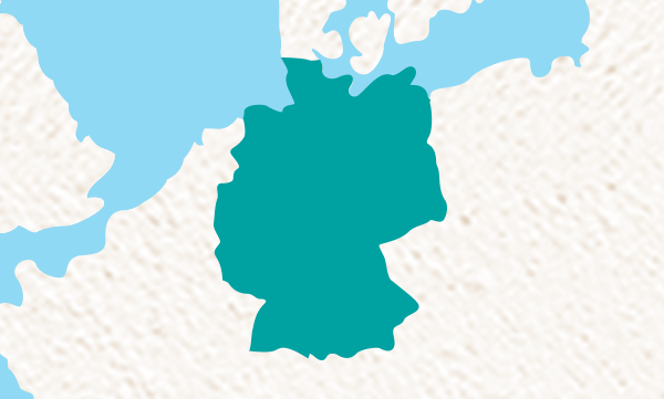 Eine stilisierte Karte zeigt Deutschland in Türkis auf einem hellen Hintergrund, umgeben von blauen Wasserflächen